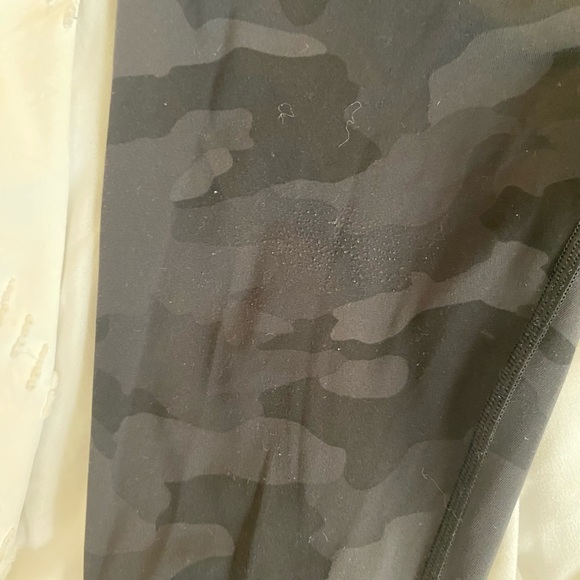 Lululemon camo pants size 2 - Picture 2 of 3